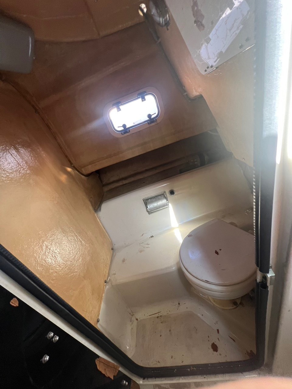 BD337F97 D09A 4B01 96D0 5F6C0A94F371 Ca nô máy dầu Volvo 100PS