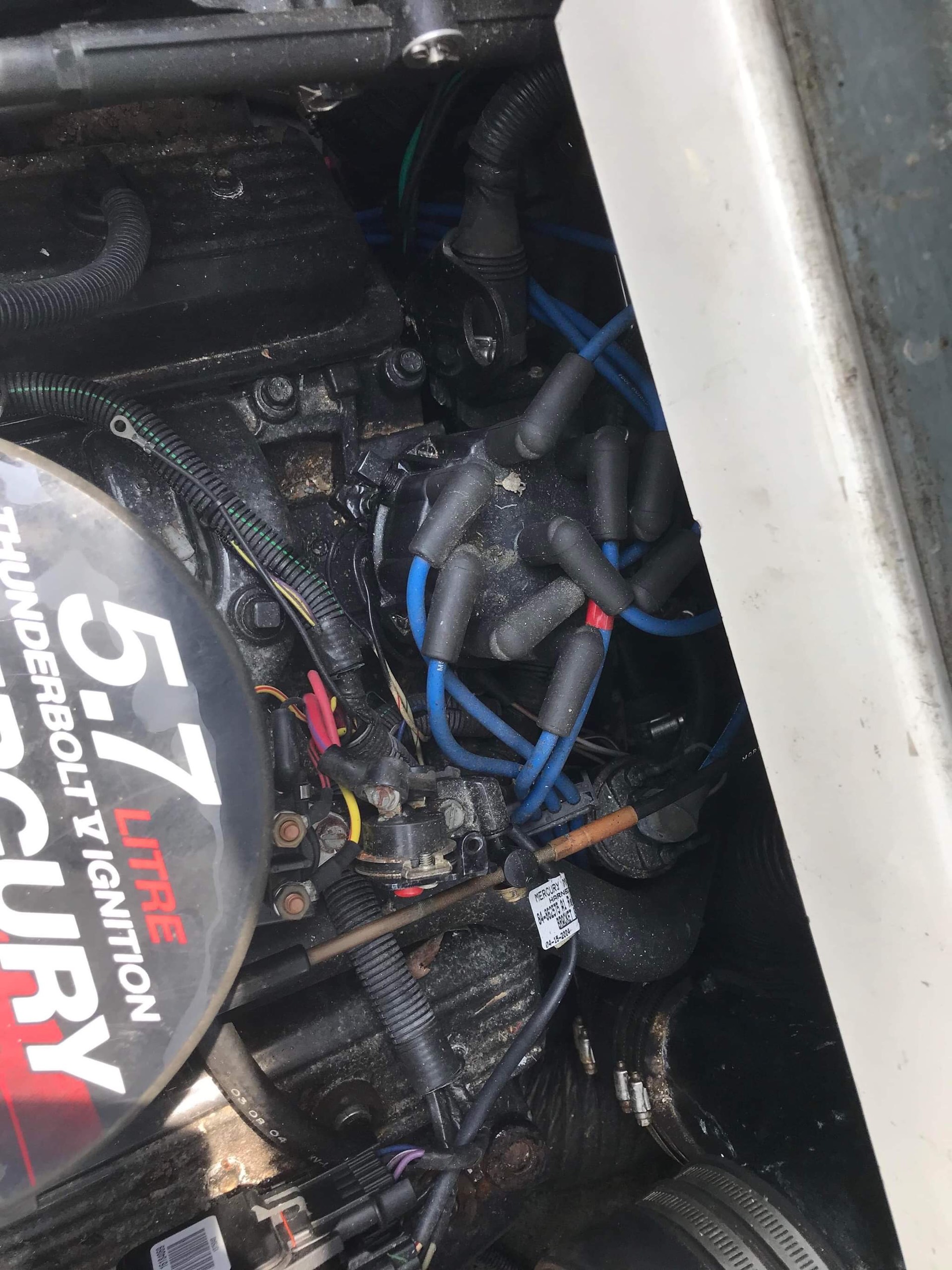 z3506990762552 9c0def7f8264e9cb0f70183c5a292f82 Du thuyền mini SEARAY 240 trang bị 2 phòng ngủ