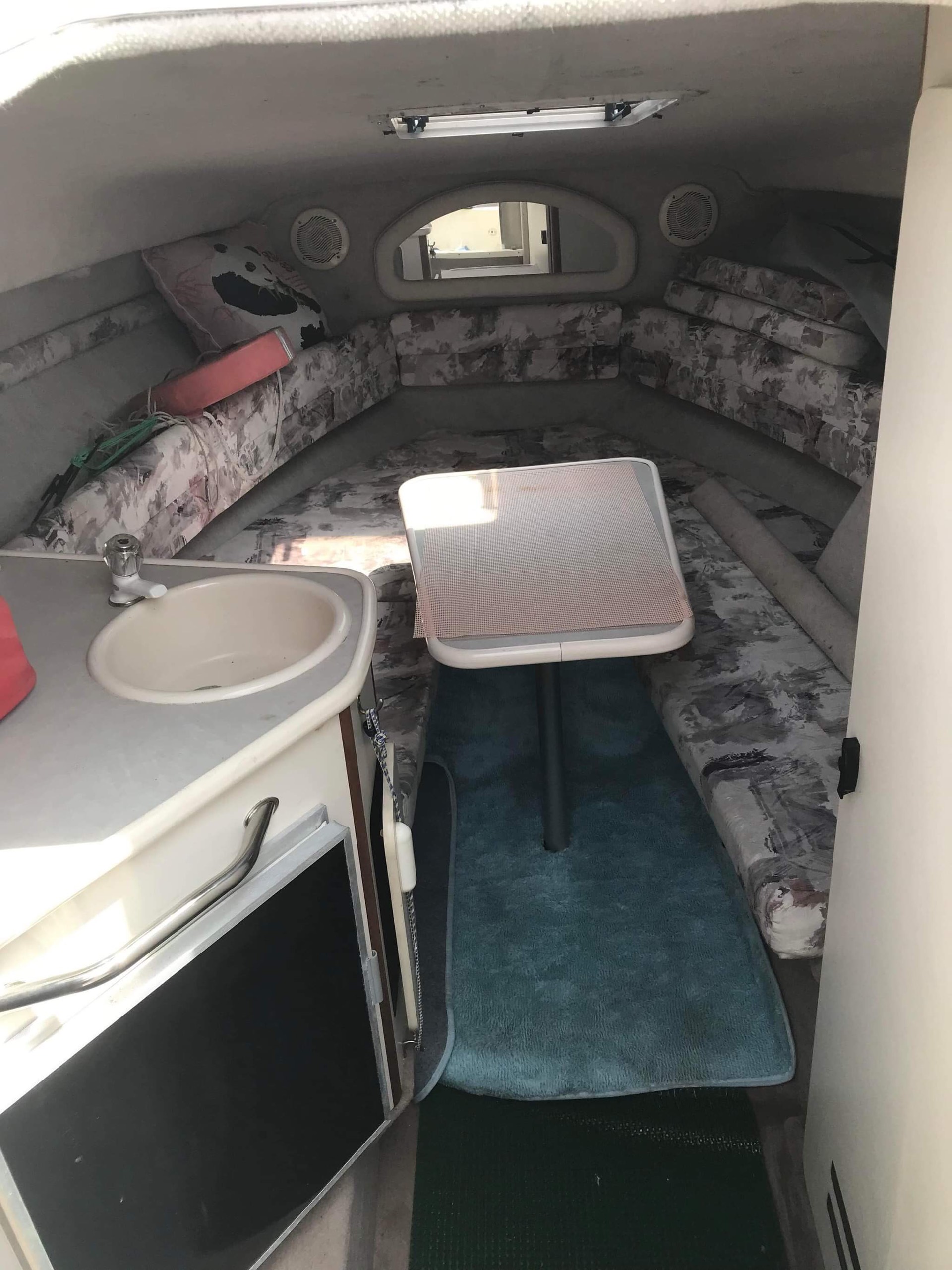 z3506990765919 9bdca1dea0658f8dfa39a29c76c39c5a Du thuyền mini SEARAY 240 trang bị 2 phòng ngủ