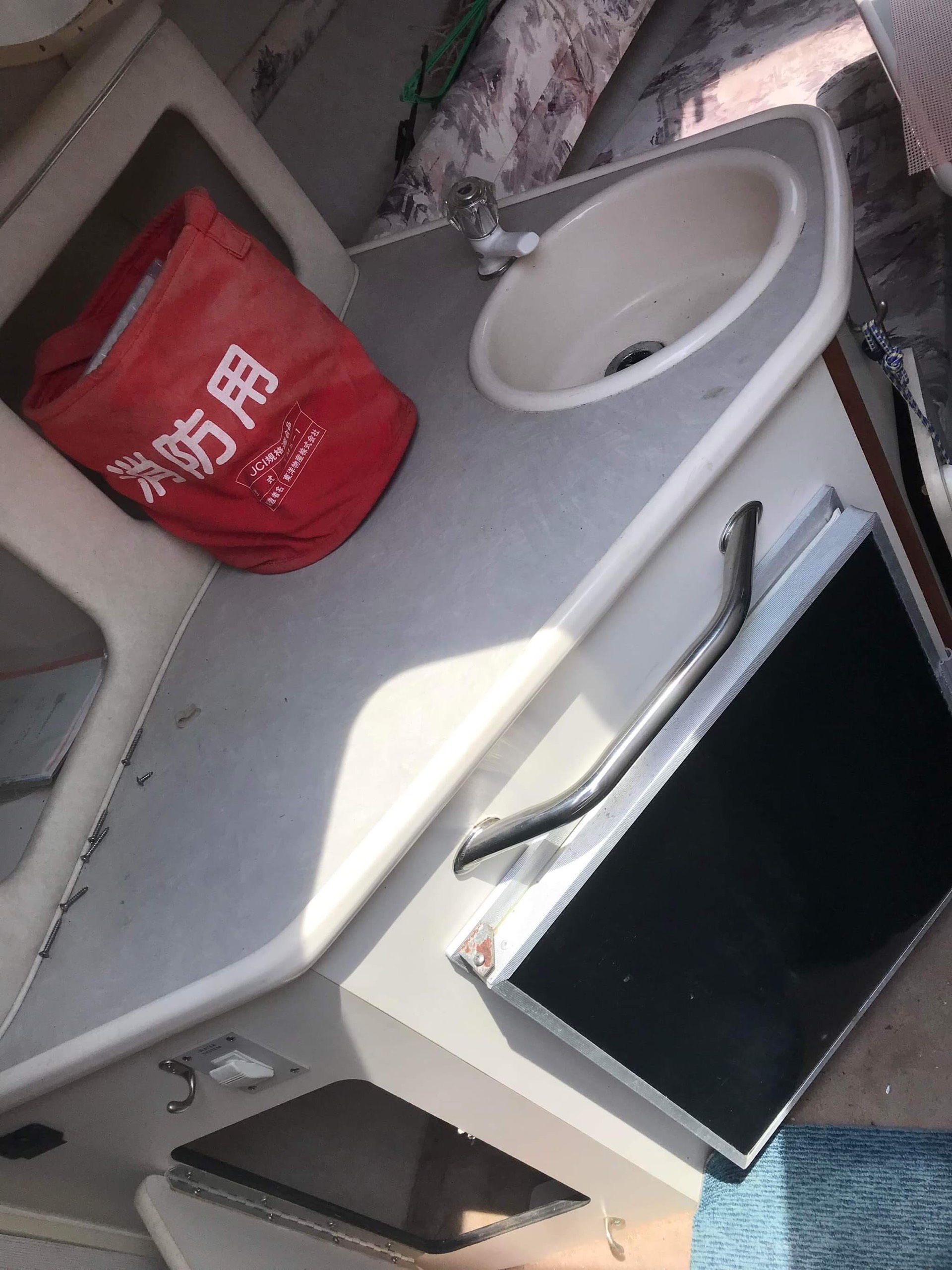 z3506990766657 8e988cc2db2fd77aa10051029cfb5d35 Du thuyền mini SEARAY 240 trang bị 2 phòng ngủ