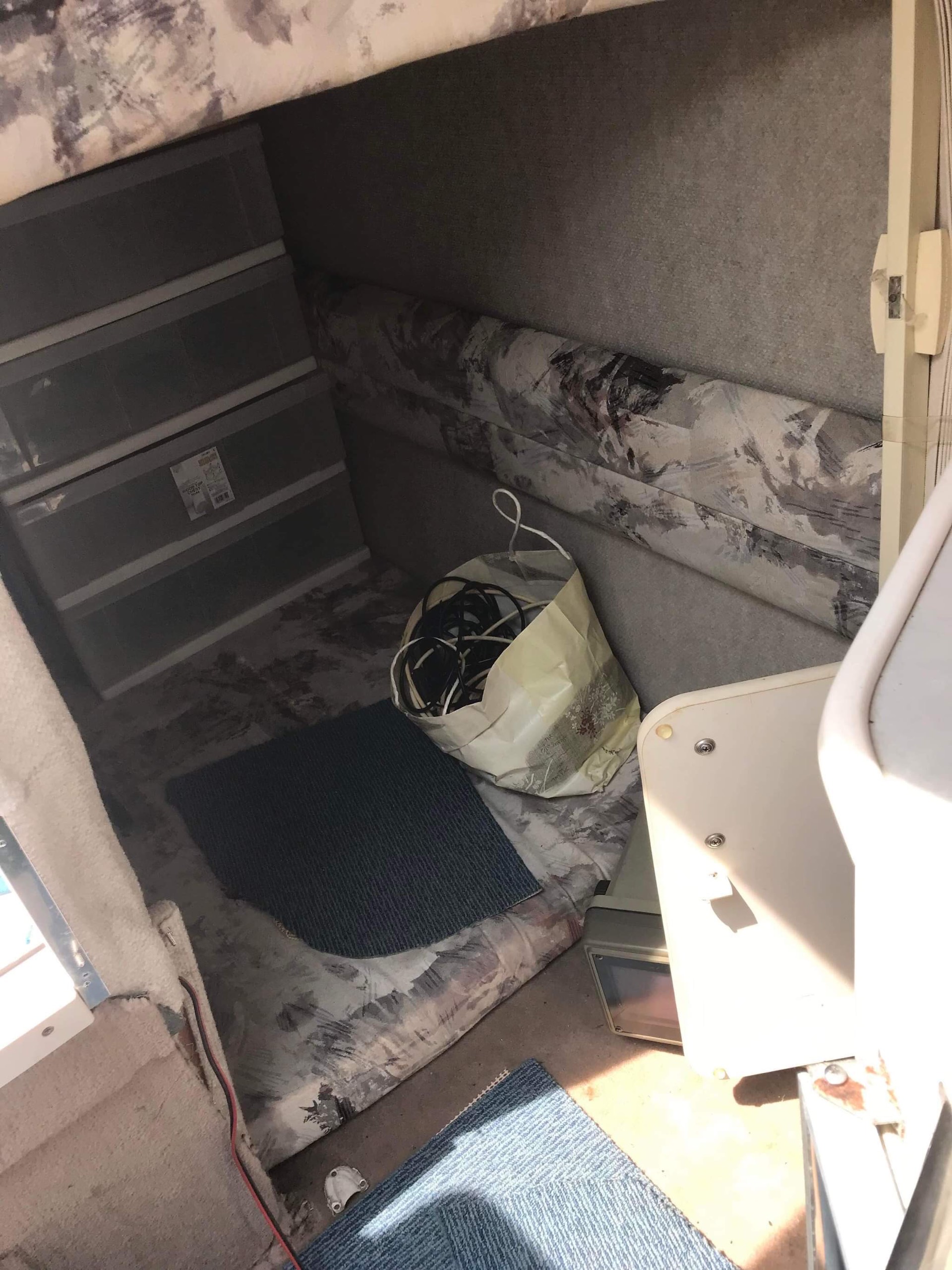 z3506990770042 d654a4fba61ddd00081c338a249db0e0 Du thuyền mini SEARAY 240 trang bị 2 phòng ngủ