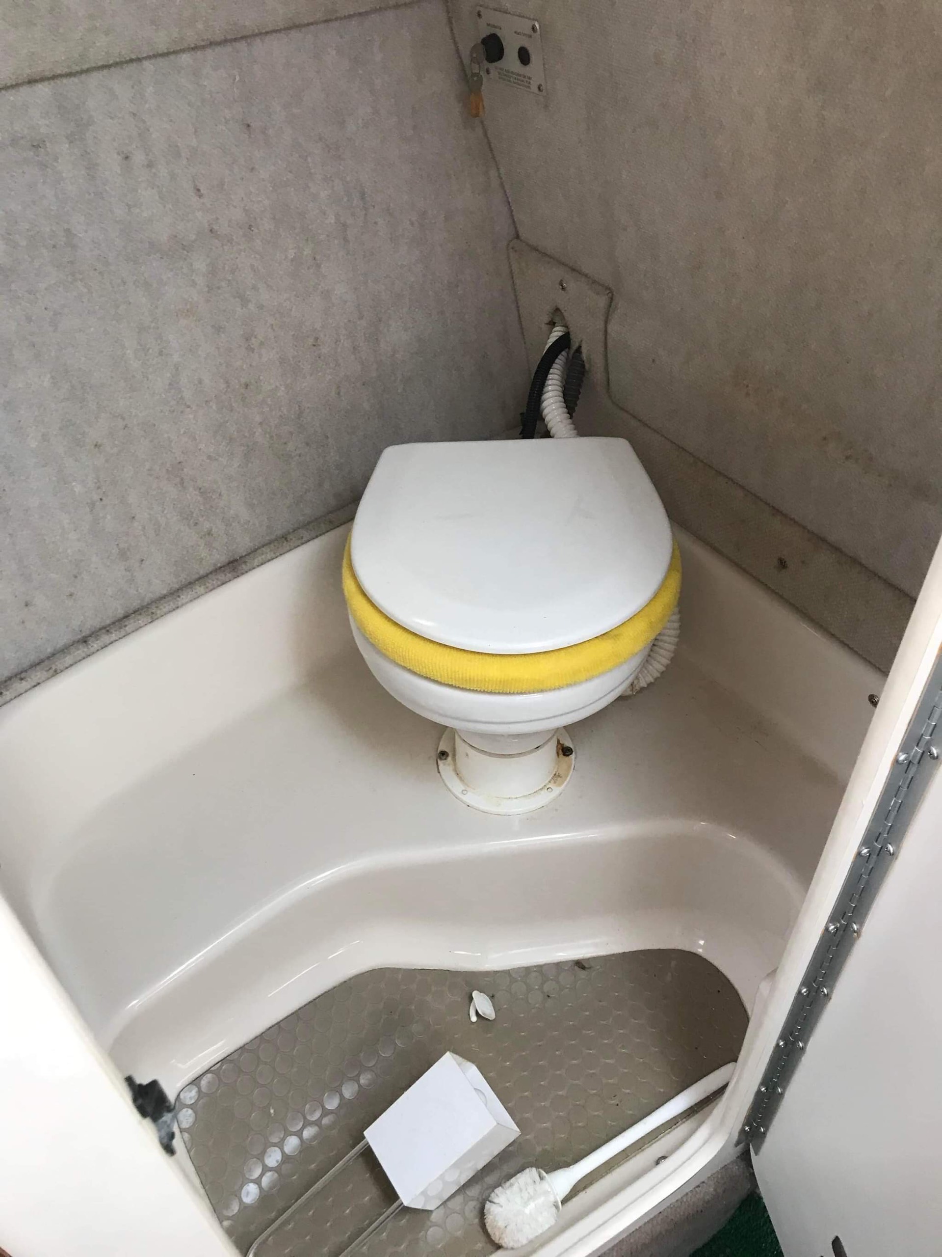 z3506990796260 dacf67c8be93ce91a10b9e08b9a80089 Du thuyền mini SEARAY 240 trang bị 2 phòng ngủ