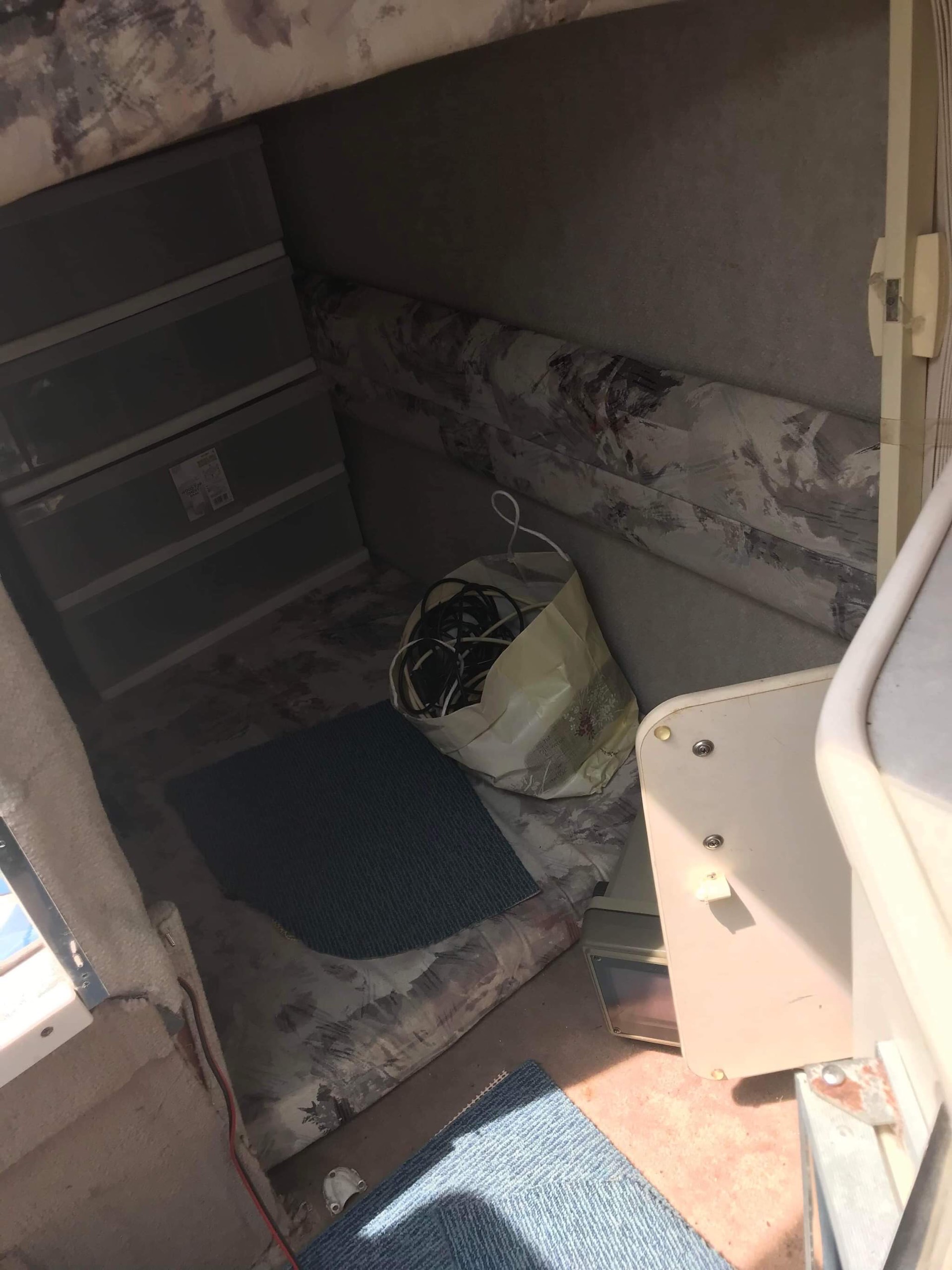 z3506990800401 aee1d1b7c1731fd23de0f7c3ca1f8fb1 Du thuyền mini SEARAY 240 trang bị 2 phòng ngủ