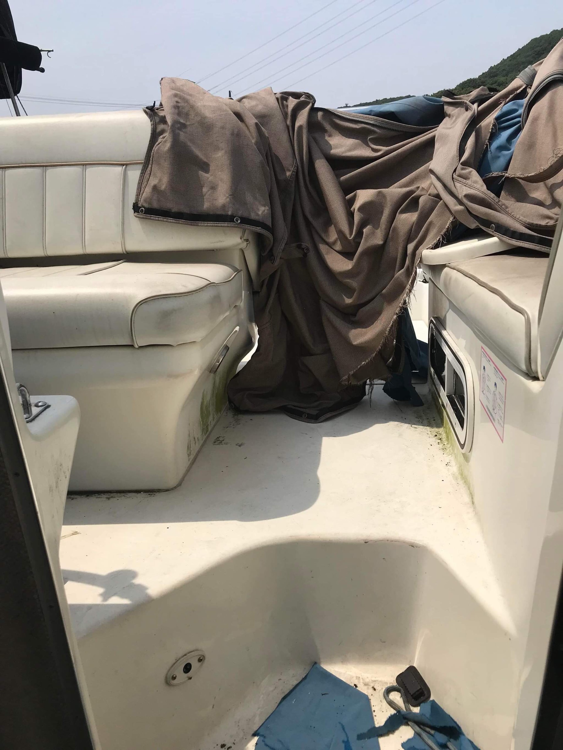 z3506990805500 4d1eb155a0fcae2f29a8dc12bb8f7b62 Du thuyền mini SEARAY 240 trang bị 2 phòng ngủ