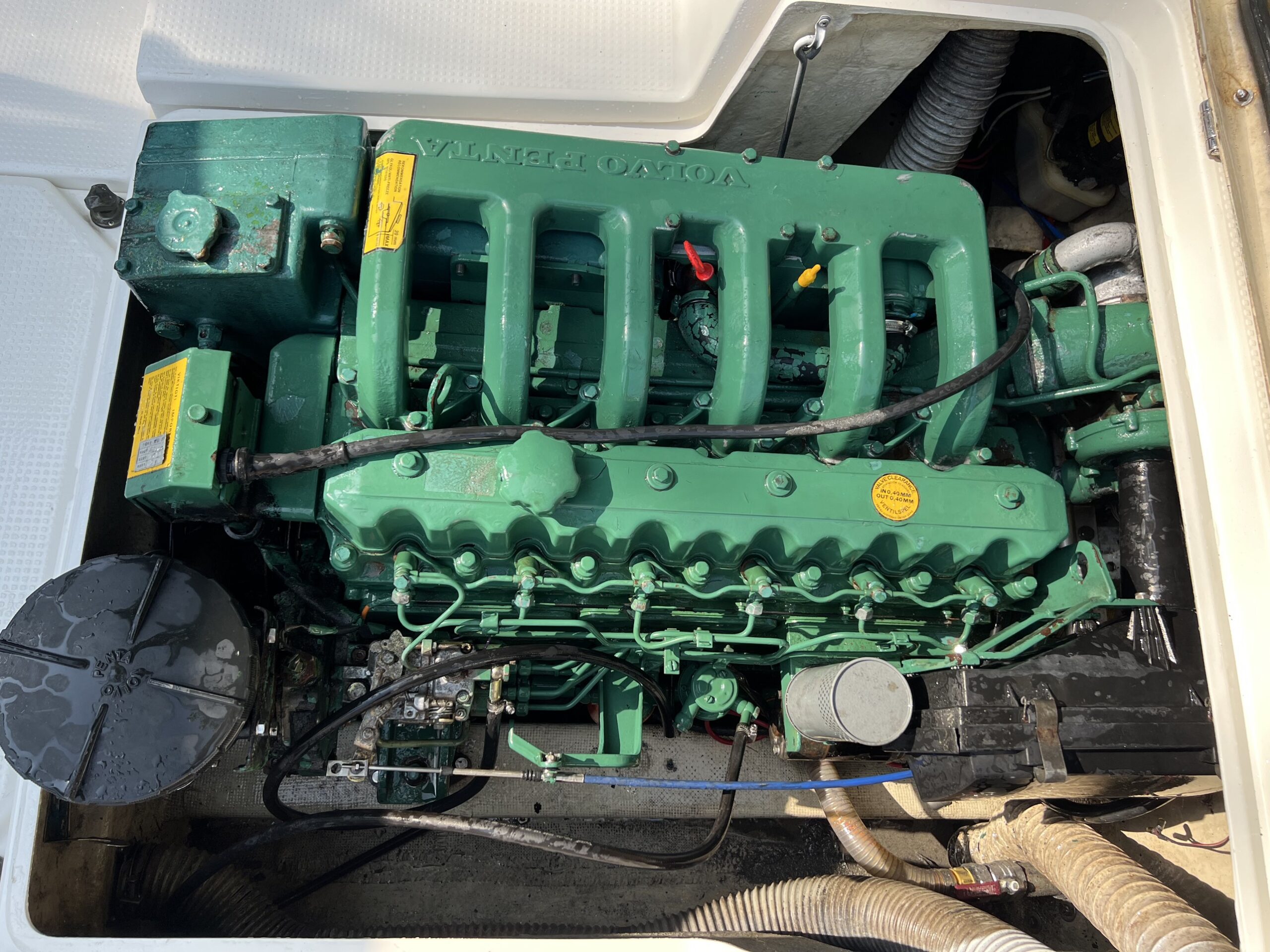 z4314664349616 4826085b347f3e6f36b96caff9f2535f scaled Du thuyền máy dầu Volvo siêu to giá rẻ có sẵn tại bãi Anpha Boat