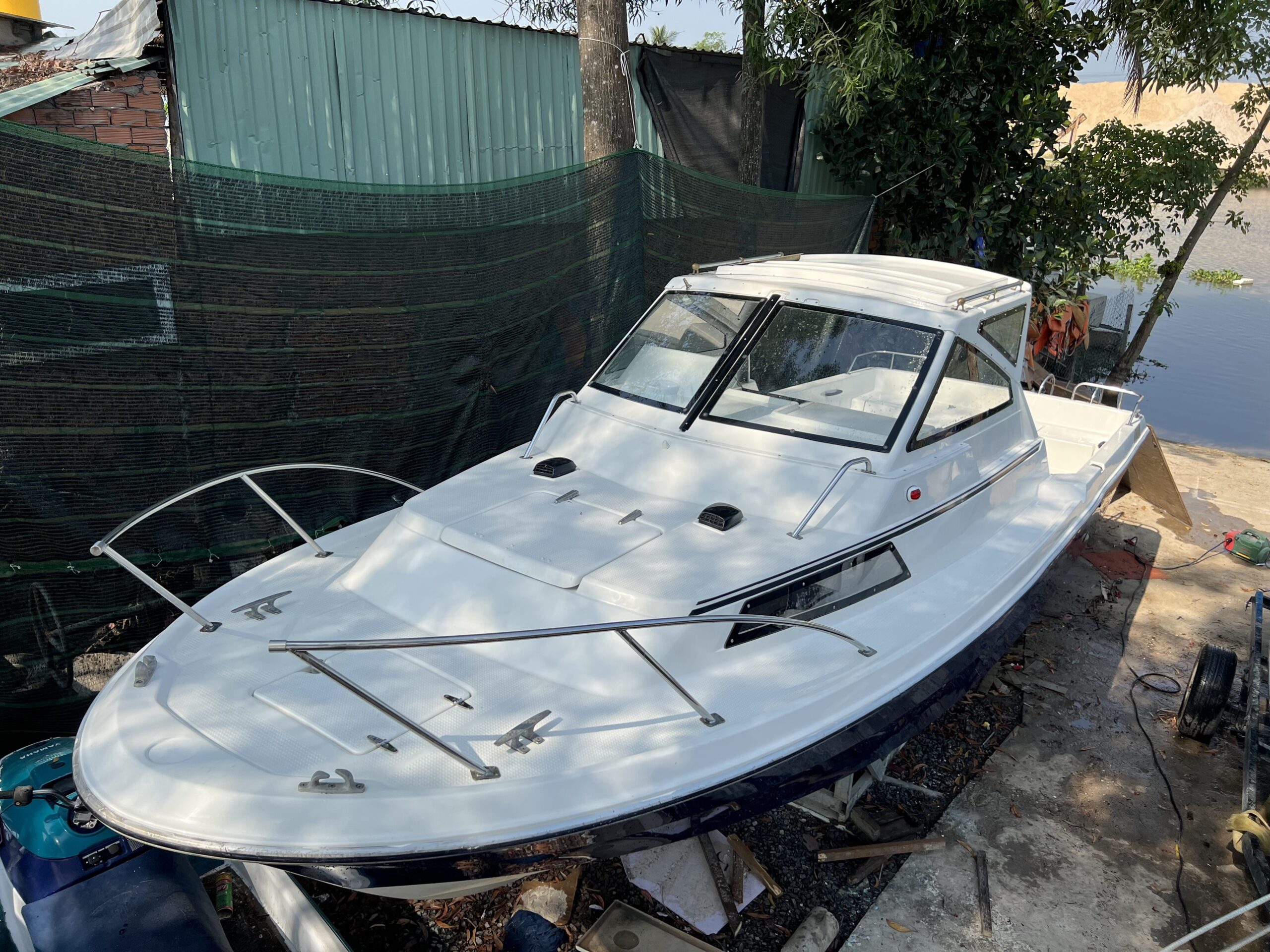 z4314664360108 f04ae029ab177d83697d3fc6aacb3cd6 scaled Du thuyền máy dầu Volvo siêu to giá rẻ có sẵn tại bãi Anpha Boat