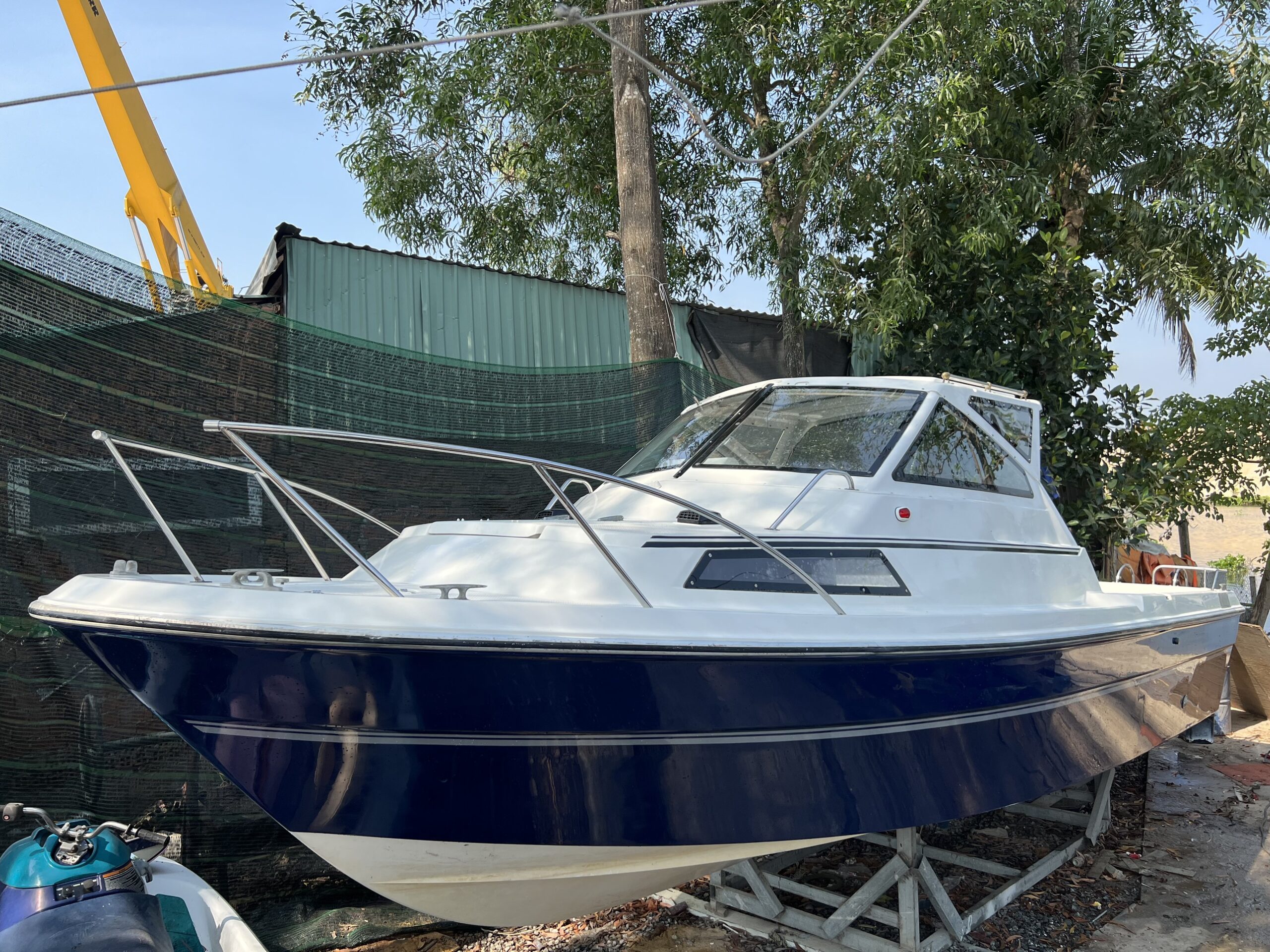 z4314664369020 c4a9f14d14b652a89d5803ad55b51043 scaled Du thuyền máy dầu Volvo siêu to giá rẻ có sẵn tại bãi Anpha Boat