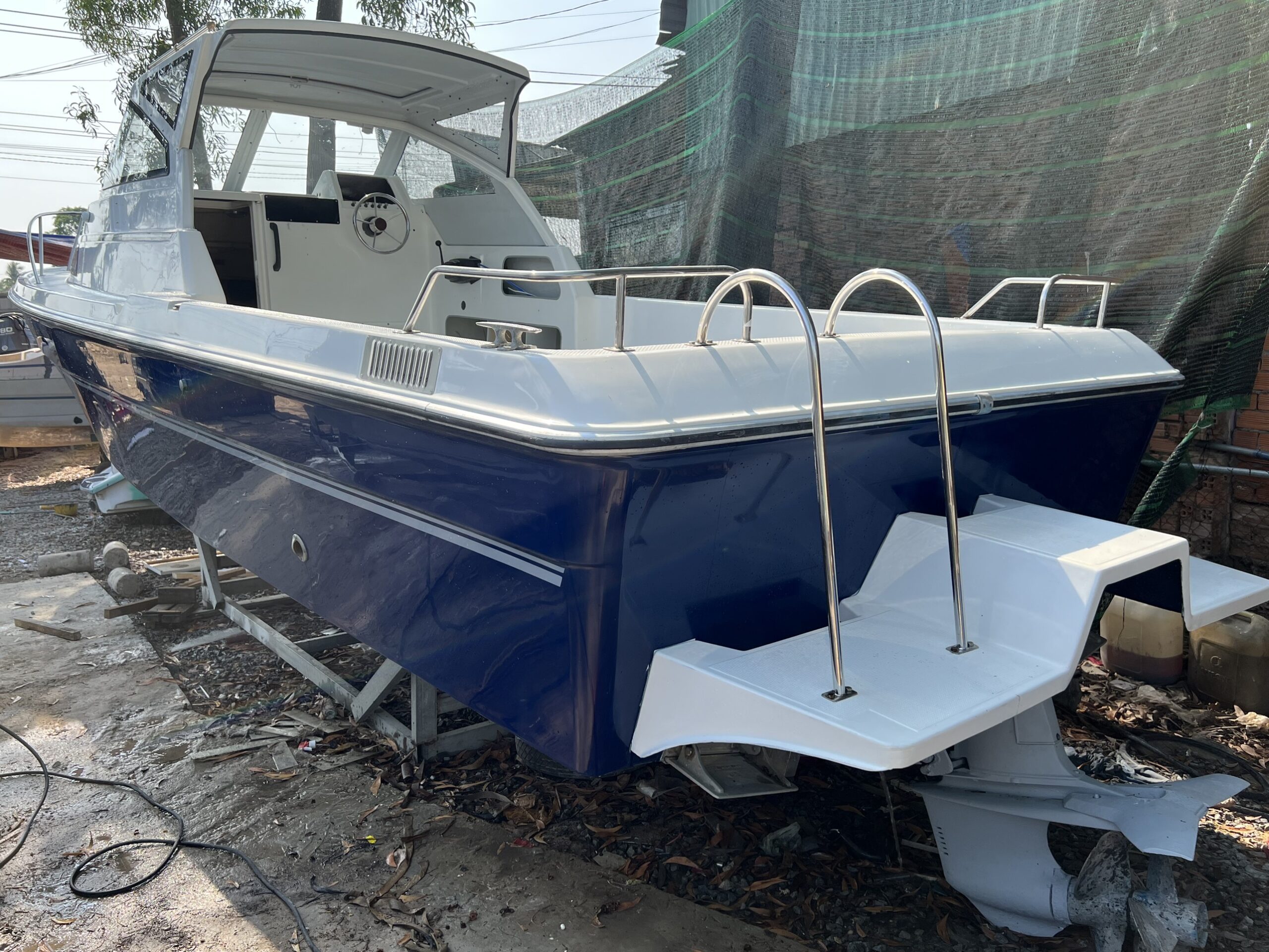 z4314664379807 f303b750b3116829d683562178cfc8e1 scaled Du thuyền máy dầu Volvo siêu to giá rẻ có sẵn tại bãi Anpha Boat